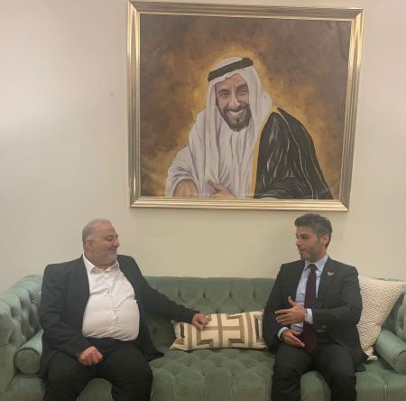 عباس يلتقي سفير دولة الإمارات في تل أبيب 